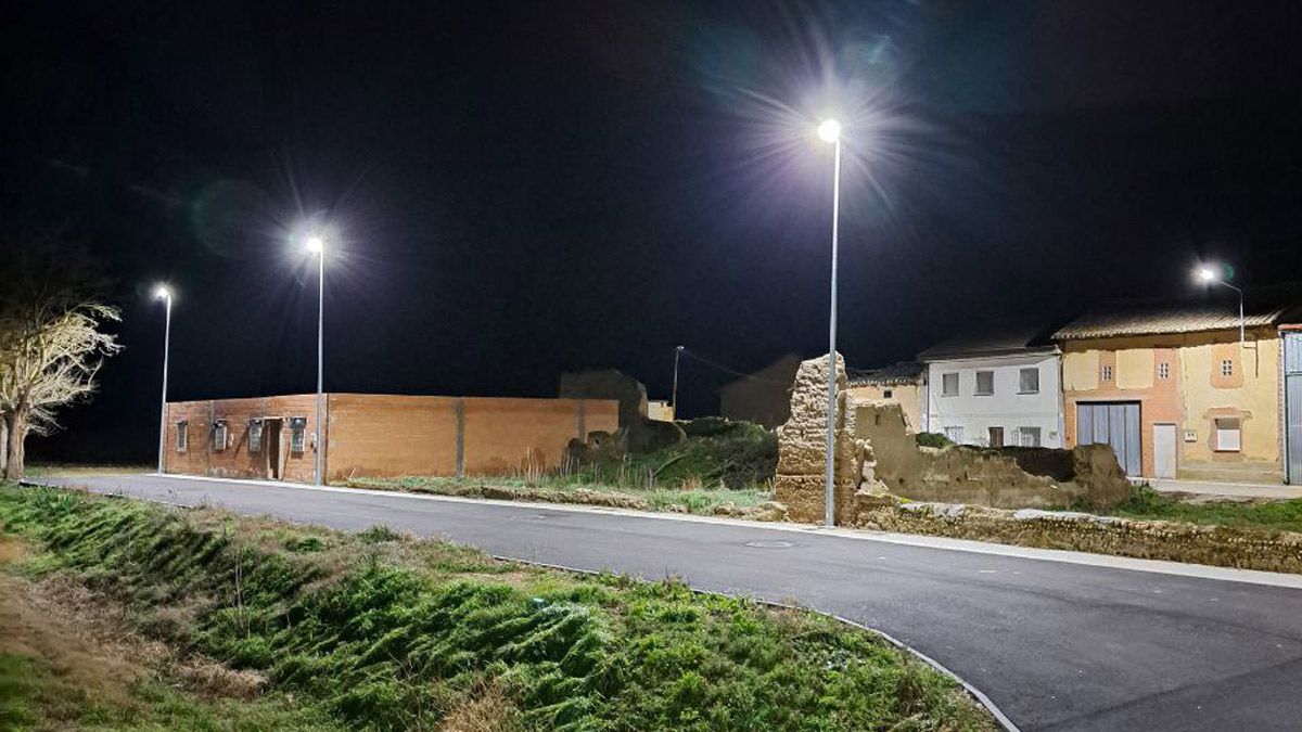 Renovación de la iluminación en la calle La Barrera de Cabañas. | L.N.C. Renovación de la iluminación en la calle La Barrera de Cabañas. | L.N.C.
