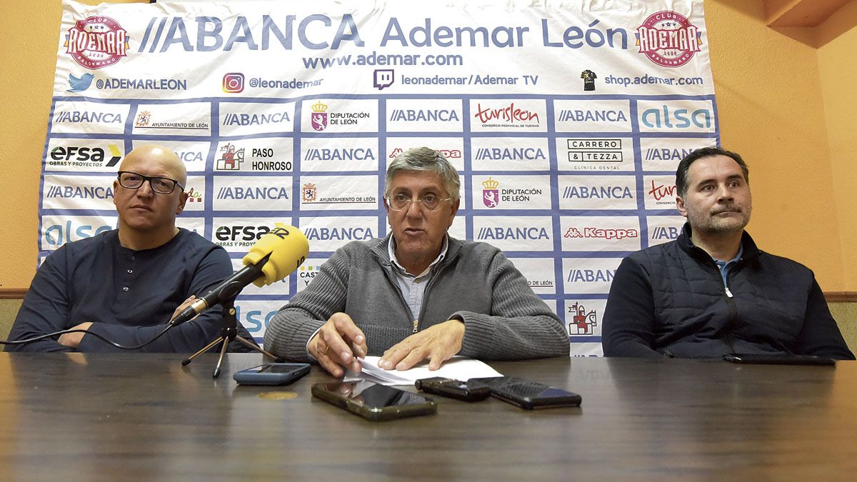 Cabero, Franco y Buján, durante la rueda de prensa de ayer en el Palacio de los Deportes. | SAÚL ARÉN
