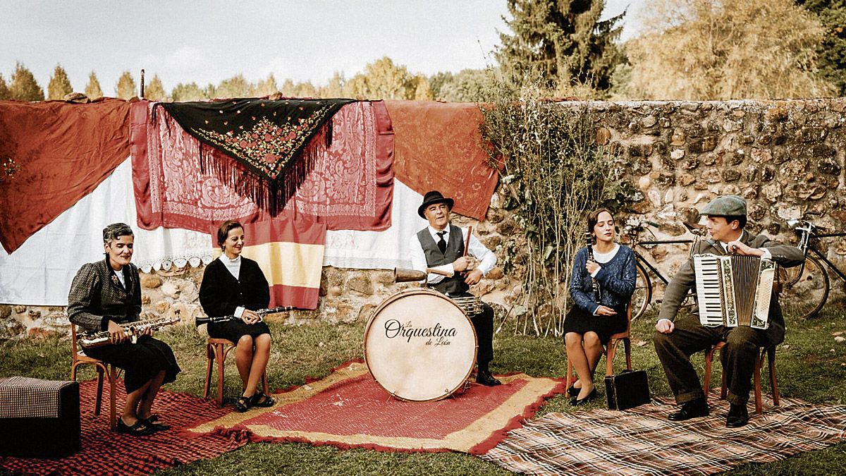 Los cinco instrumentistas de La Orquestina de León en el rodaje del cortometraje documental ‘Las calles de Granada’. | ANA CALLEJO