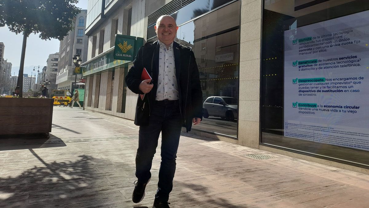 Manuel Ferreiro, candidato por la UPL a la Alcaldía de Ponferrada, paseando por las calles de la ciudad.  | MAR IGLESIAS