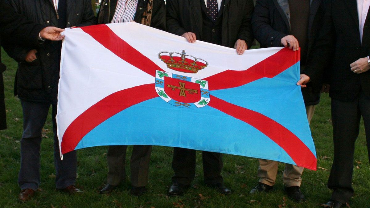 Uno de los símbolos del Bierzo es su bandera, con la cruz de San Andrés. | ICAL Uno de los símbolos del Bierzo es su bandera, con la cruz de San Andrés. | ICAL