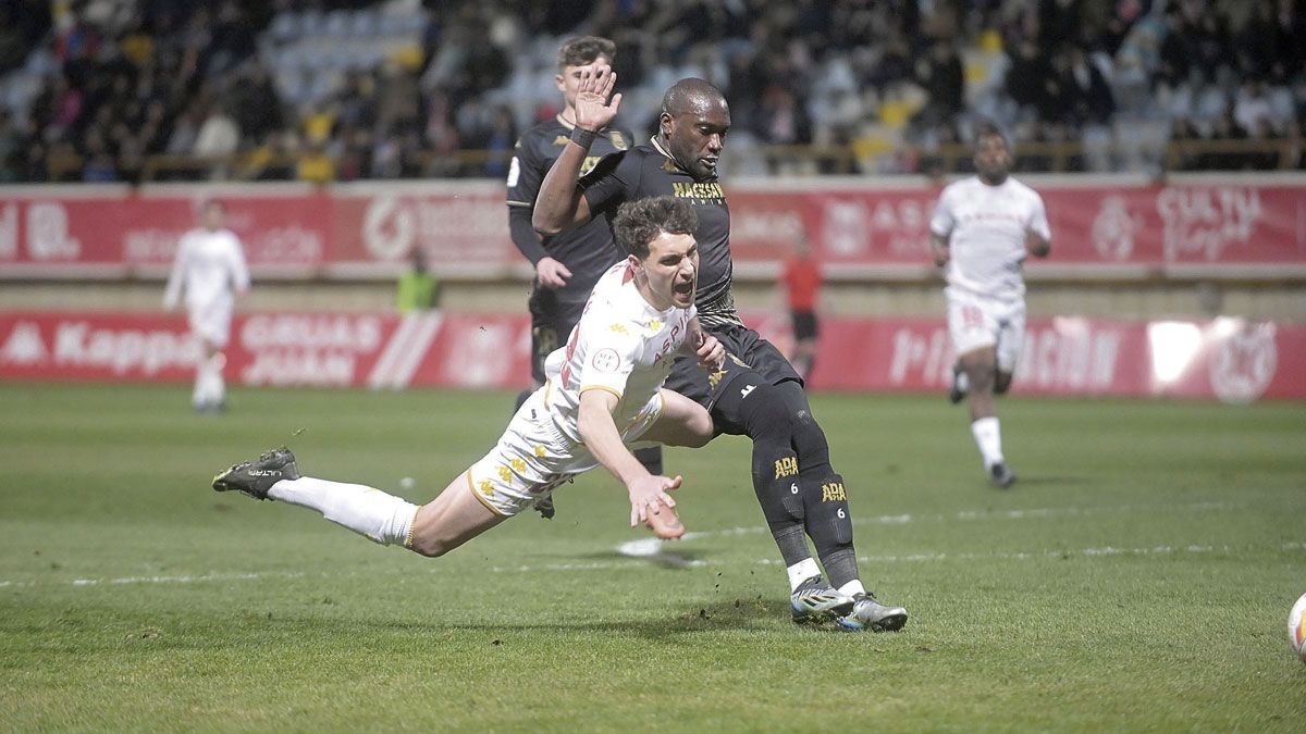 Percan es derribado en un partido de la Cultural con el Alcorcón. | JESÚS F. SALVADORES