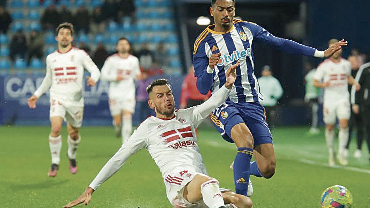 Lacerda intenta llevarse un balón que el defensor del Cartagena se lanza a intentar cortar. | LALIGA