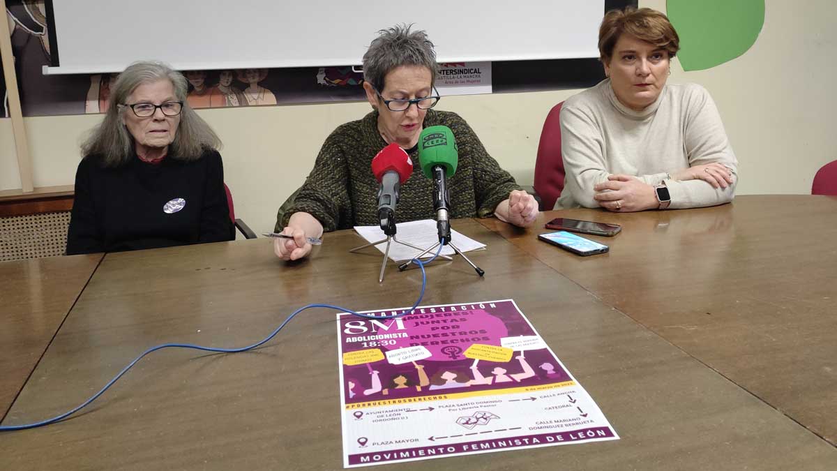 Encina Gutiérrez (en el centro), portavoz del Movimiento Feminista de León. | L.N.C.