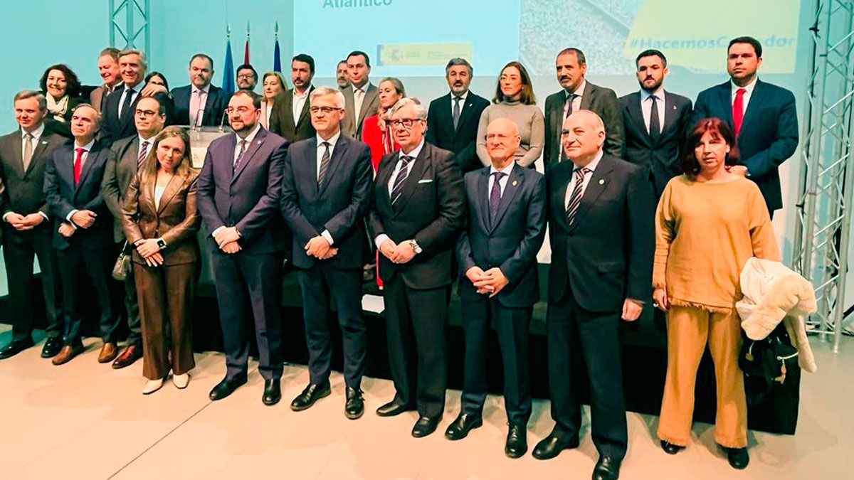 Foto de familia de los asistentes al encuentro con el comisionado para el Corredor Atlántico. | Ical