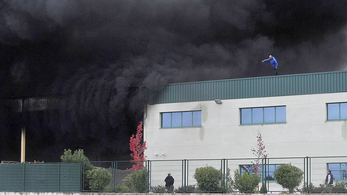 Imagen del incendio, originado este domingo. | DANIEL MARTÍN Imagen del incendio, originado este domingo. | DANIEL MARTÍN
