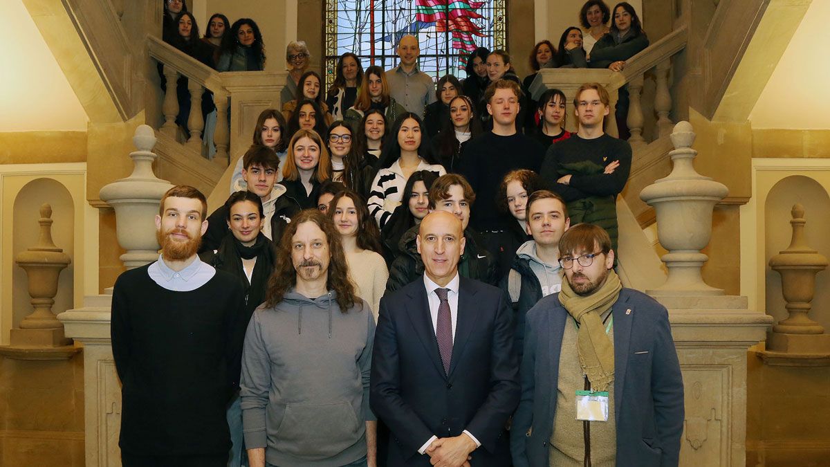 El alcalde de León, José Antonio Diez, con los alumnos internacionales. | L.N.C.