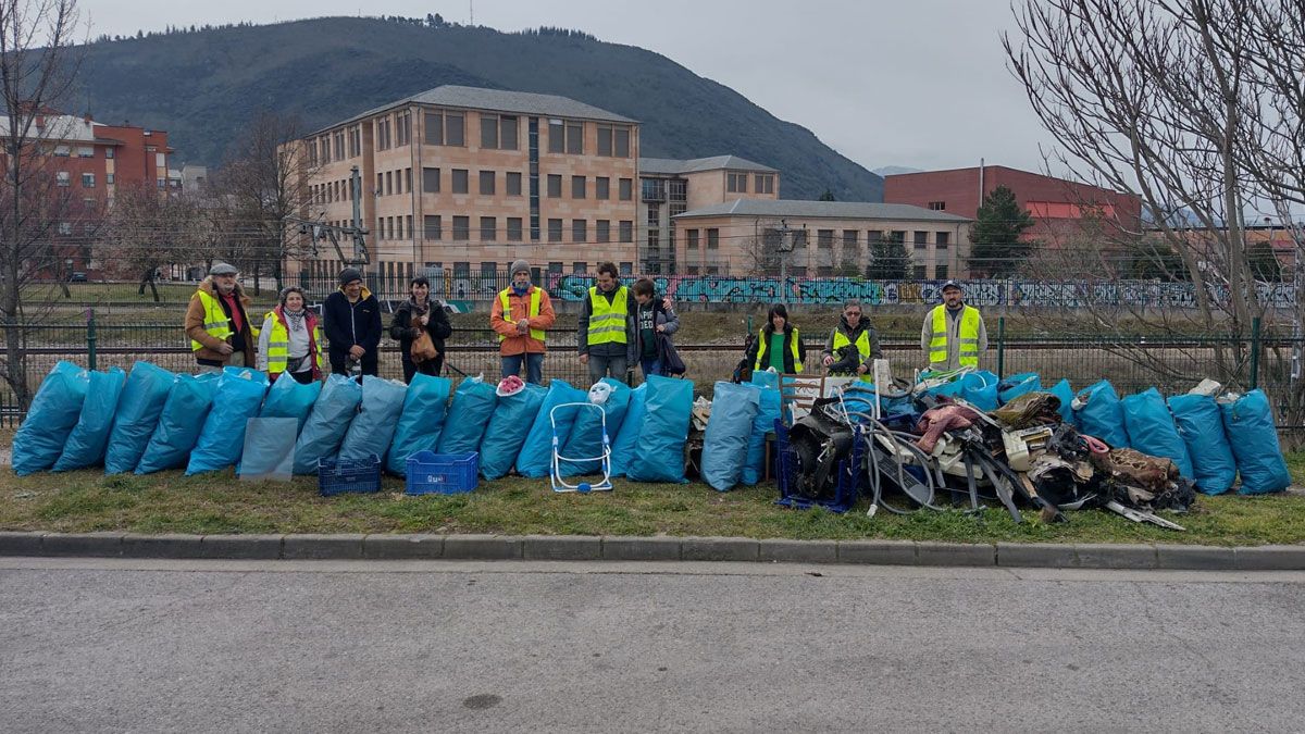 Voluntarios con los sacos de basura recogidos durante la actuación de limpieza.