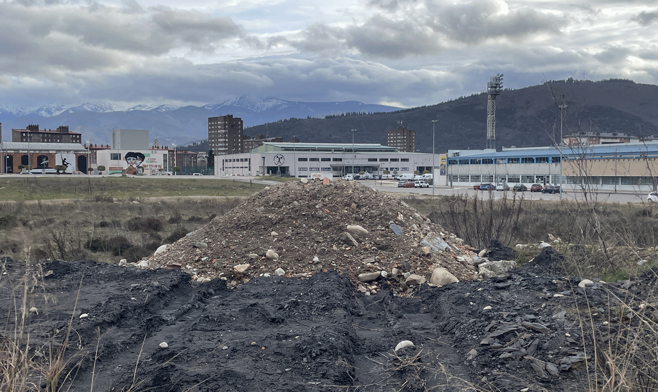 Escombros en las proximidades del Estadio El Toralín. | Javier Fernández