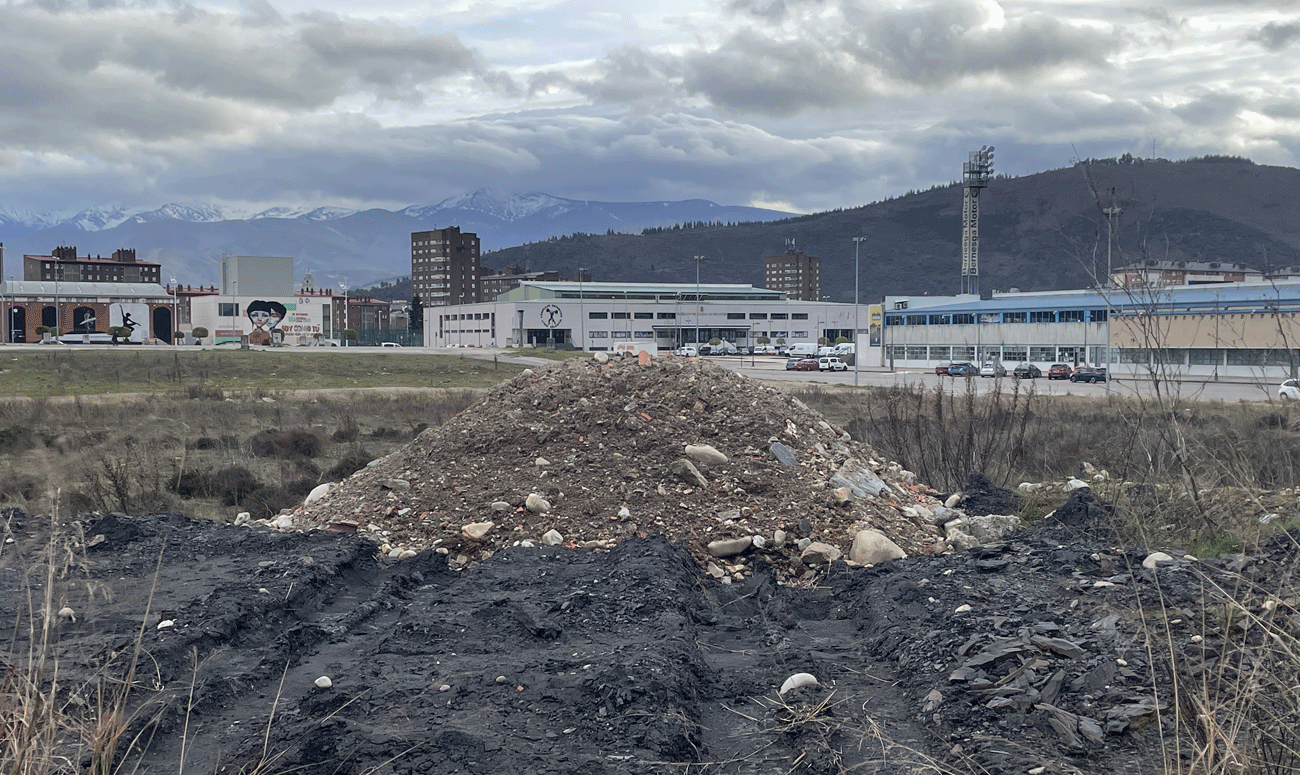 Escombros en las proximidades del Estadio El Toralín. | Javier Fernández Escombros en las proximidades del Estadio El Toralín. | Javier Fernández