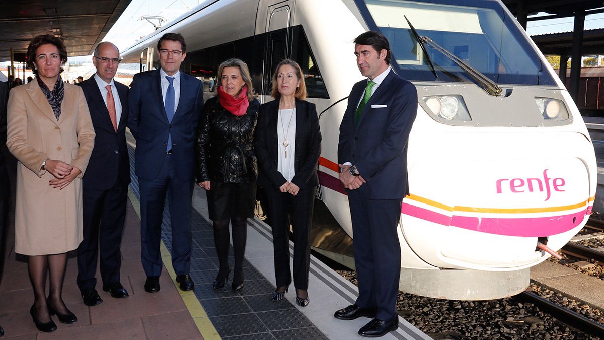 La ministra de Fomento, Ana Pastor, realiza el viaje de prueba de la línea de Alta Velocidad Madrid-Salamanca. En la imagen junto a las autoridades regionales y locales. | DAVID ARRANZ (ICAL)