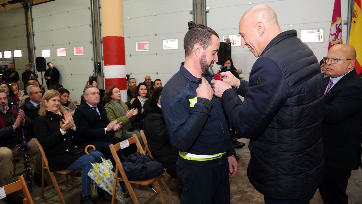 El alcalde de León, durante la entrega de los reconocimientos a los efectivos del Parque de Bomberos de León. | L.N.C.