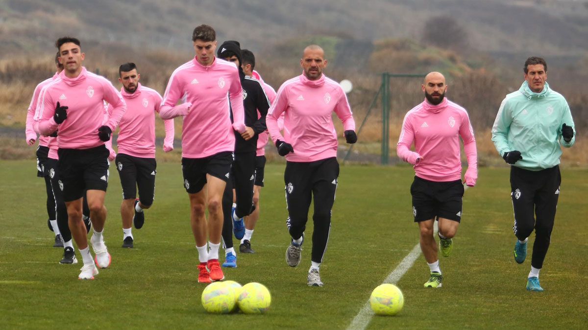 Yuri, en el centro, junto a varios compañeros durante el entrenamiento de ayer del equipo en el anexo. | SDP