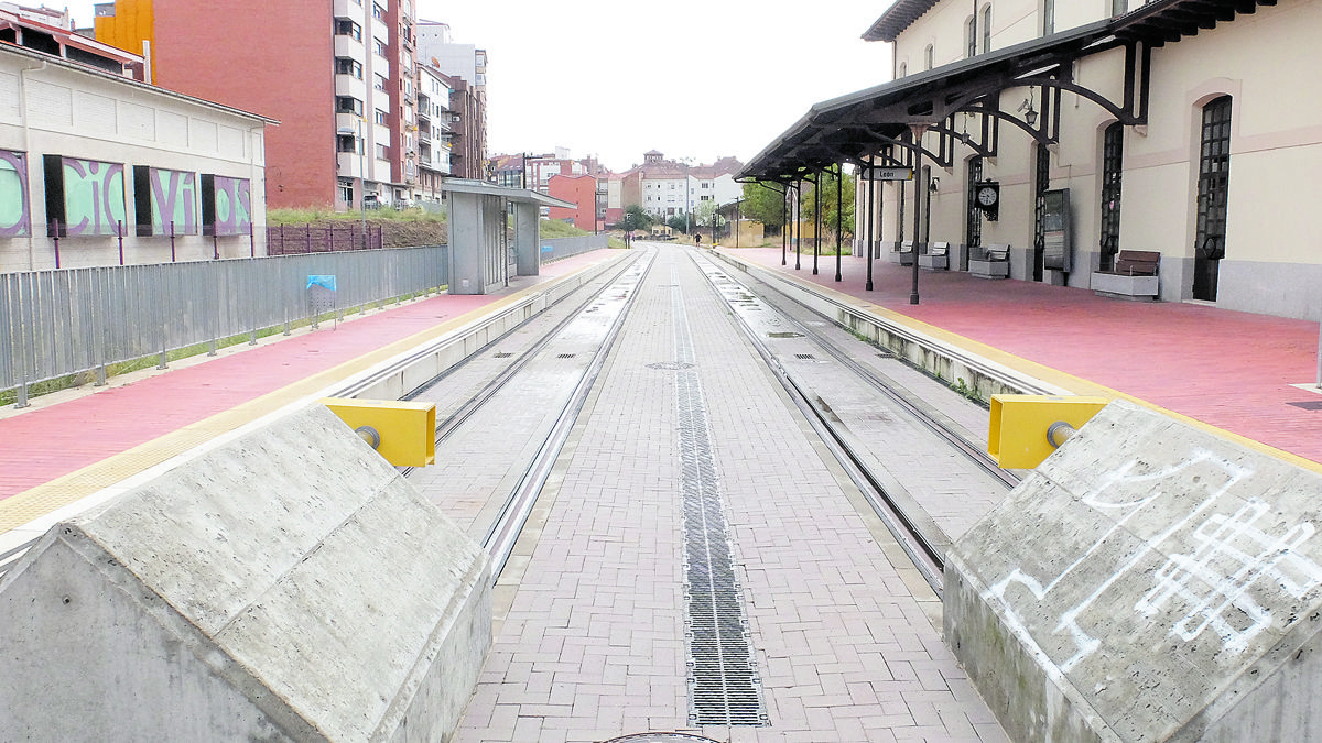 Imagen de los andenes y de la nueva plataforma sin uso en la estación de Feve en Padre Isla. | MAURICIO PEÑA