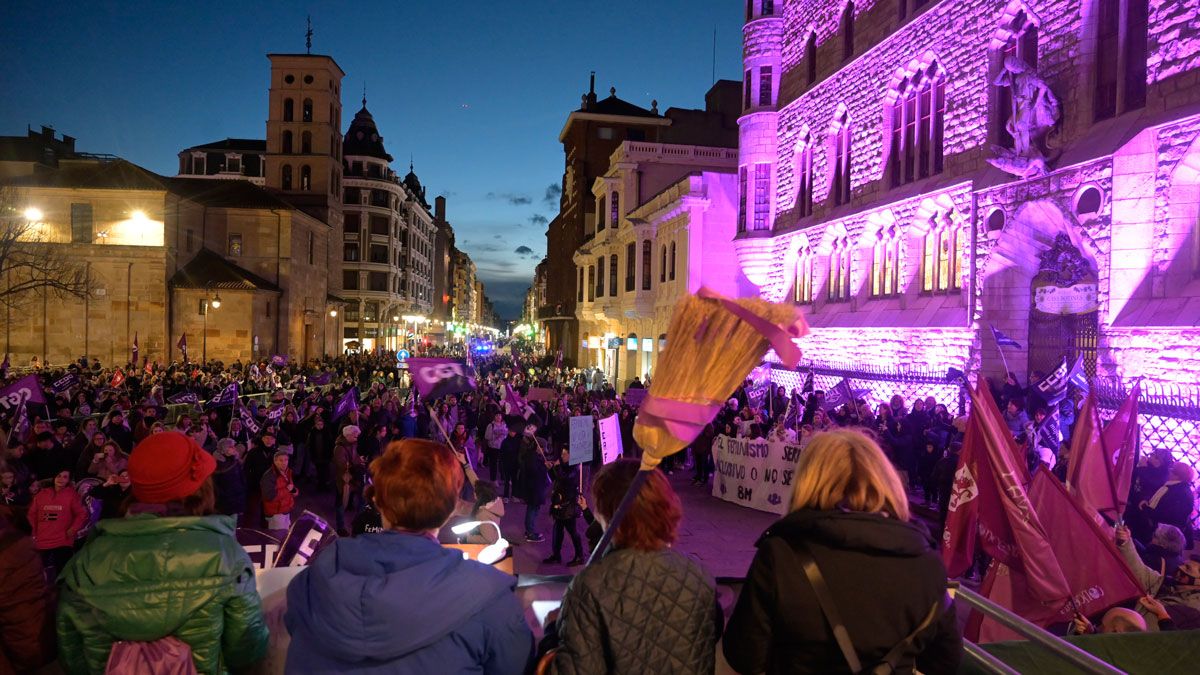 Una de las manifestaciones por el Día Internacional de la Mujer, en la plaza de Botines. | Jesús F. Salvadores