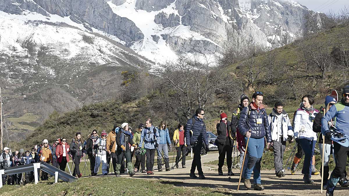 La Raquetada de Valdeón 2023 acogió el pasado 4 de marzo a numerosos participantes. | REPORTAJE GRÁFICO: ISIDORO RODRÍGUEZ CUBILLAS