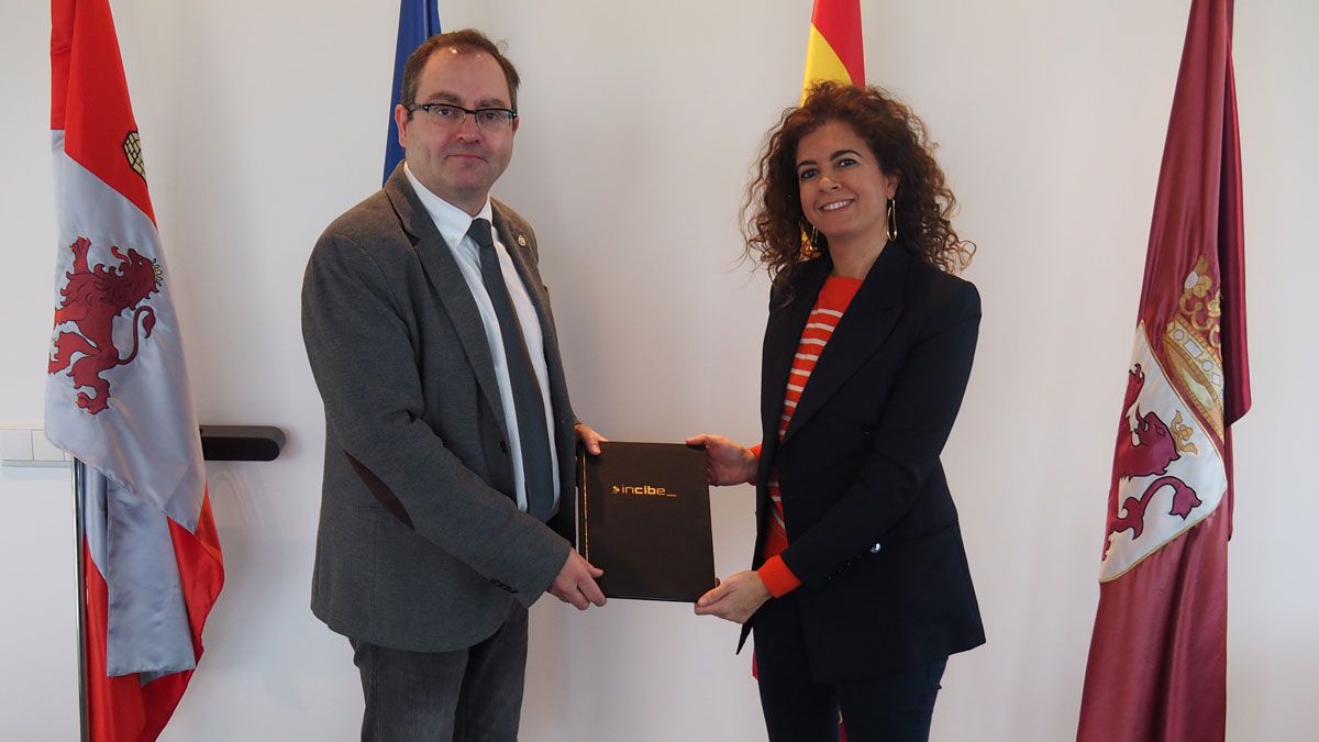 El director general del Instituto Nacional de Ciberseguridad de España, Félix Barrio, y la directora de la Fundación Universia, Sonia Viñas, firman el convenio de colaboración. | L.N.C.