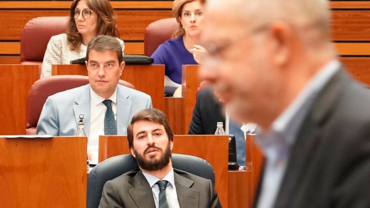 El vicepresidente de la Junta, Juan García-Gallardo, observa a Francisco Igea durante la celebración de un pleno de las Cortes. | Ical