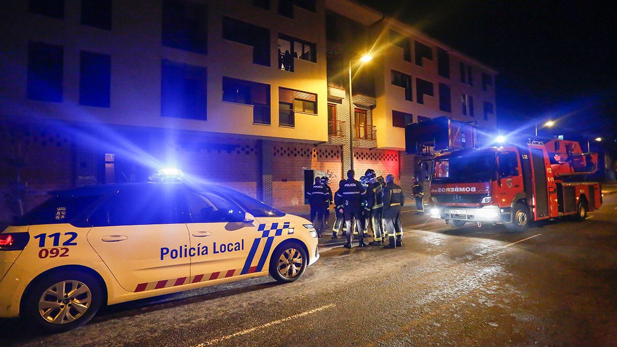 Policía Local y Bomberos de León en una intervención conjunta en León. | L.N.C.