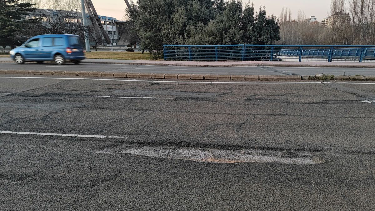 Estado del firme en la carretera que une la plaza de Toros con el cruce de Michaisa. | Ical Estado del firme en la carretera que une la plaza de Toros con el cruce de Michaisa. | Ical