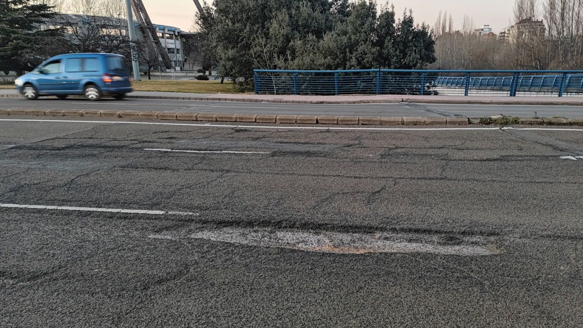 Estado del firme en la carretera que une la plaza de Toros con el cruce de Michaisa. | Ical