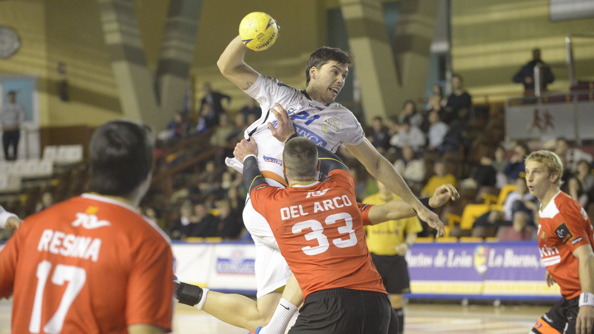 Mikel intenta lanzar a portería ante Juan del Arco. | MAURICIO PEÑA