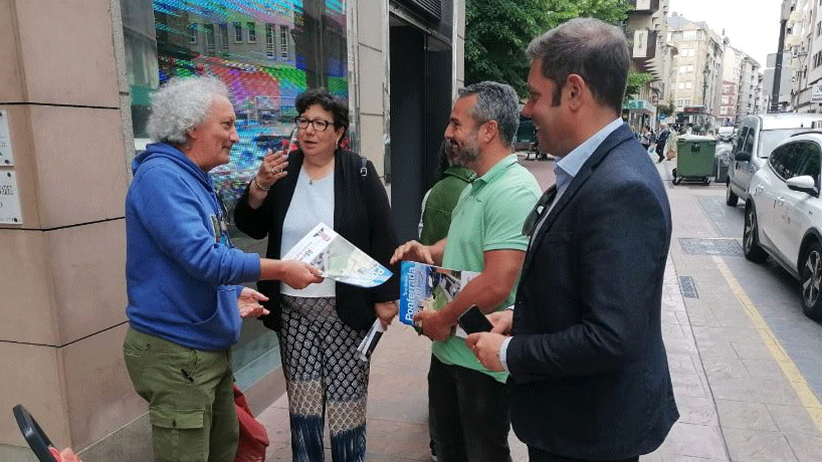 El candidato a la Alcaldía de Ponferrada por CB, Iván Alonso (d), junto al edil, Jesús López (i). | Javier Fernández