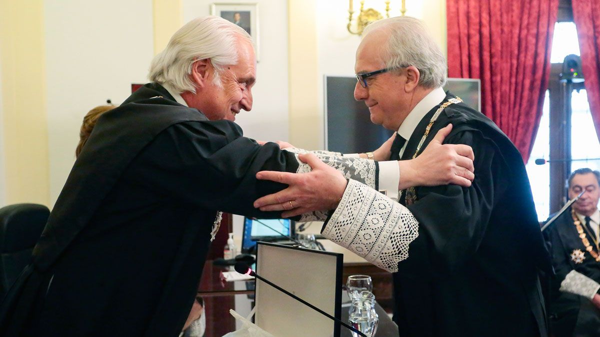 El presidente del TSJCyL, José Luis Concepción, entrega la Cruz de Honor al magistrado jubilado Manuel García Prada. | Ical