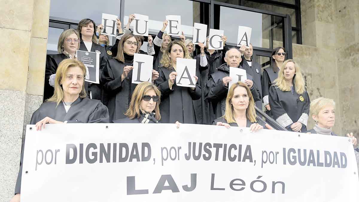 Letrados de Justicia, en una concentración a las puertas del Juzgado de León. | L.N.C.
