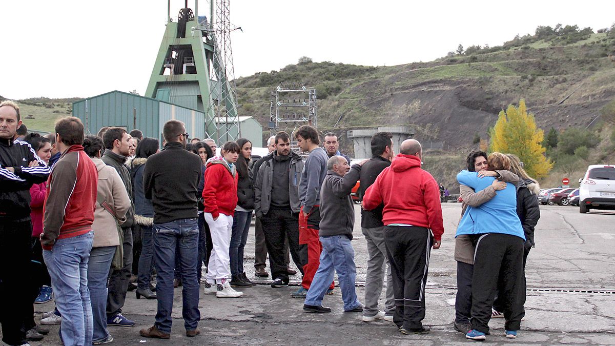 Familiares y amigos de los fallecidos en la entrada del Pozo Emilio del Valle, hace ahora dos años. | PEIOGARCÍA/ICAL