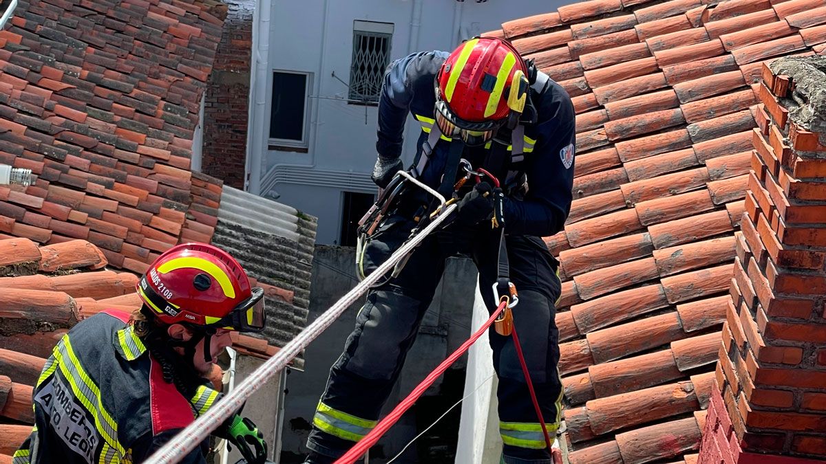 Los Bomberos de León, durante el acceso a una de las viviendas. | L.N.C. Los Bomberos de León, durante el acceso a una de las viviendas. | L.N.C.