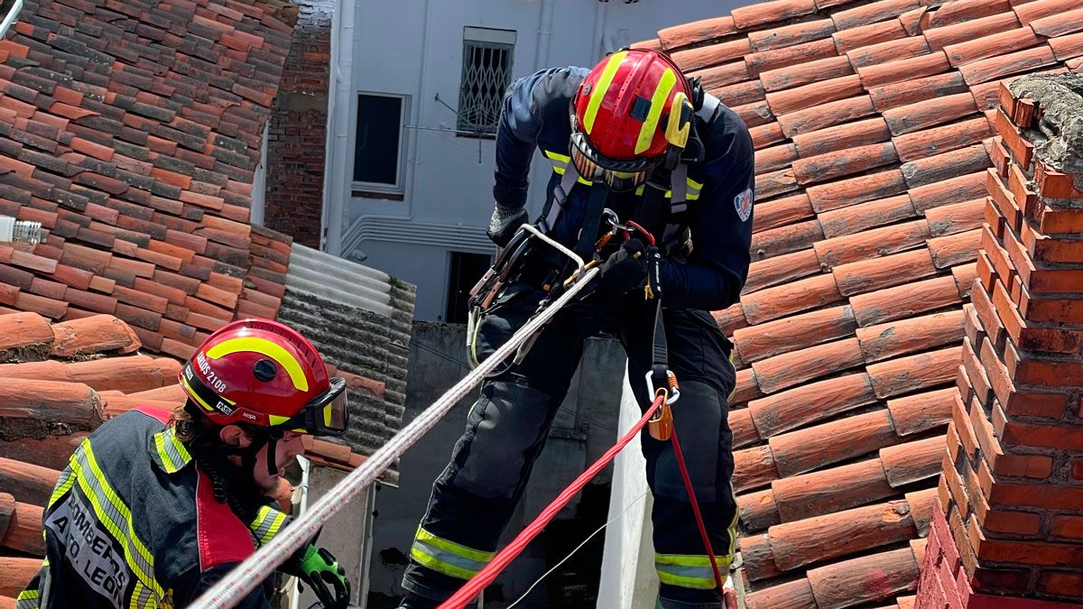 Los Bomberos de León, durante el acceso a una de las viviendas. | L.N.C.