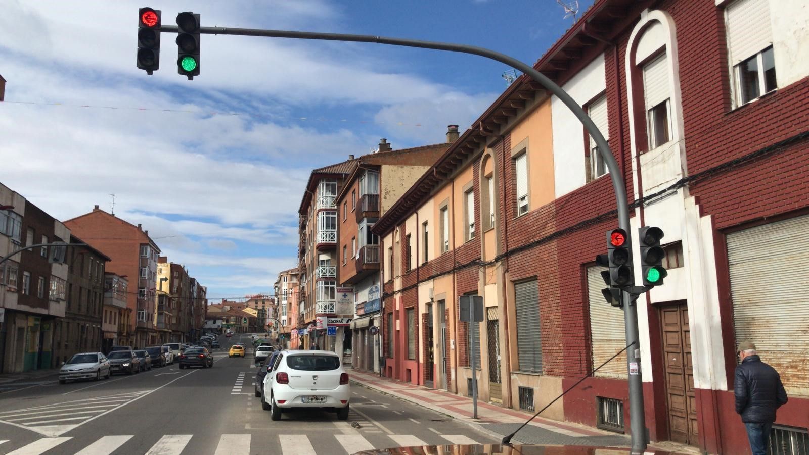 Avenida de Párroco Pablo Díez donde Cs urge un semáforo sonoro. | L.N.C. Avenida de Párroco Pablo Díez donde Cs urge un semáforo sonoro. | L.N.C.