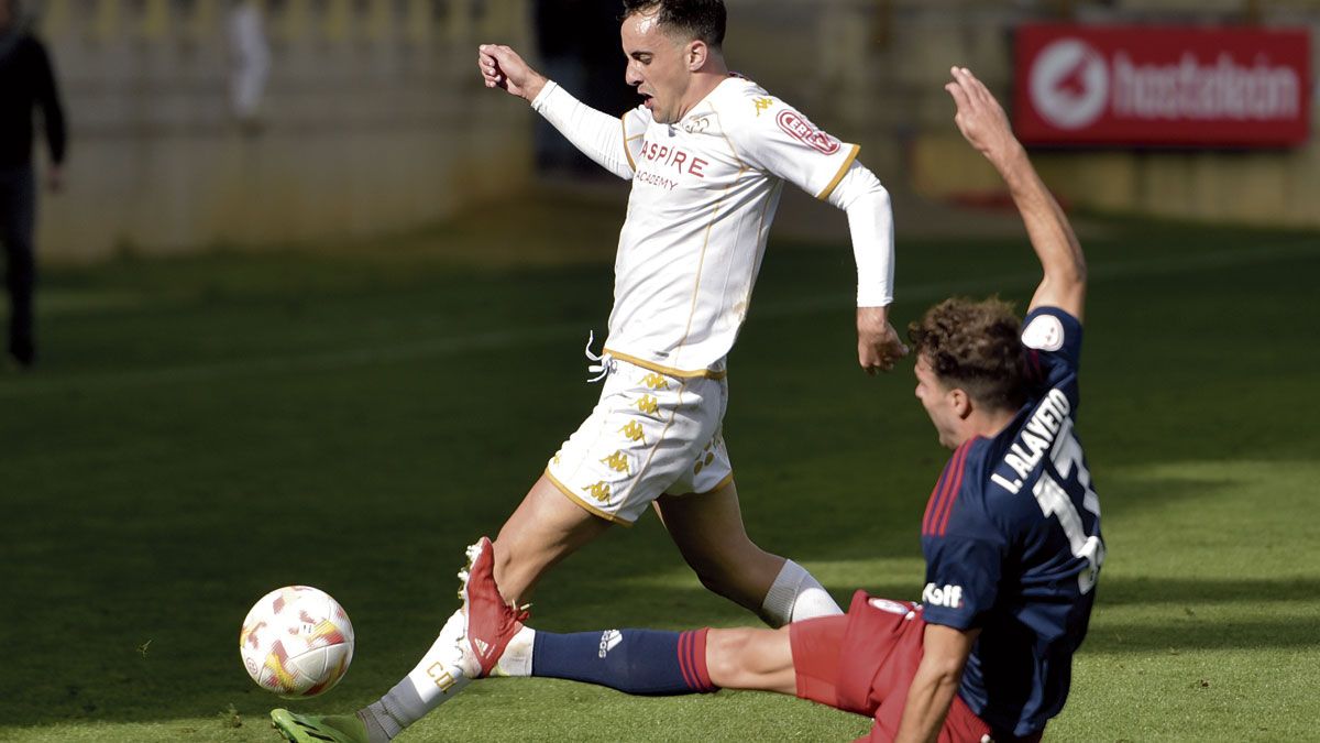 Blesa se zafa de Alayeto en el partido ante el Rayo en León. | SAÚL ARÉN