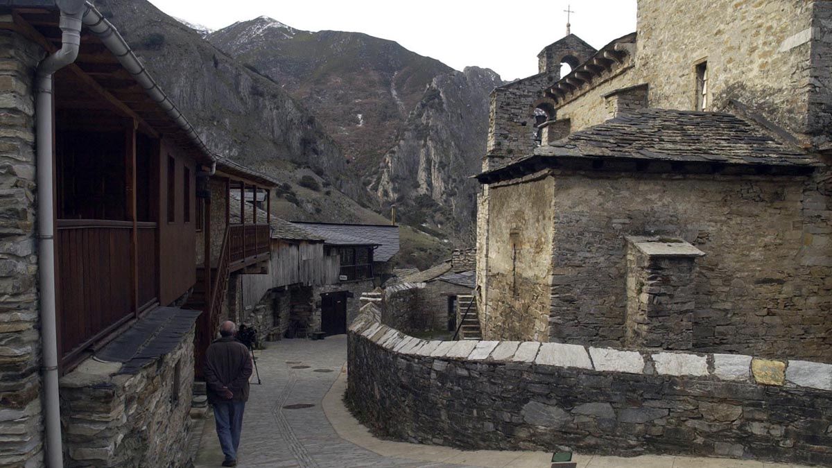 Iglesia de Santiago de Peñalba, derecha, en la localidad de Peñalba de Santiago. | César Sánchez (Ical)