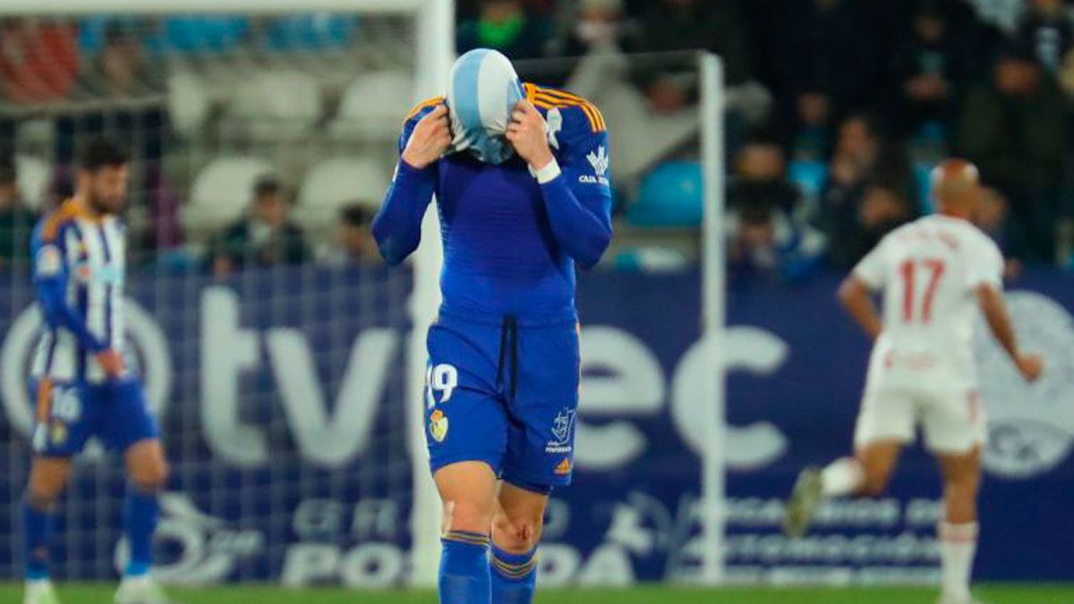 Los jugadores de la Ponferradina se lamentan tras uno de los goles encajados ante el Cartagena. | LALIGA