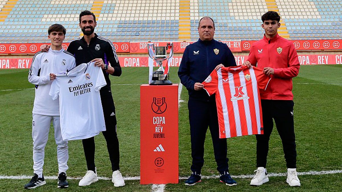 Los capitanes y entrenadores de los dos equipos finalistas, este viernes en el Reino de León. | RFEF