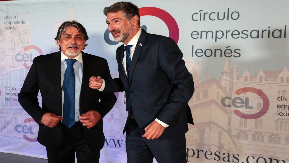 Foto de familia de la gala de entrega del Premio Círculo de Oro y las Distinciones Empresariales 2022. | CAMPILLO (ICAL)