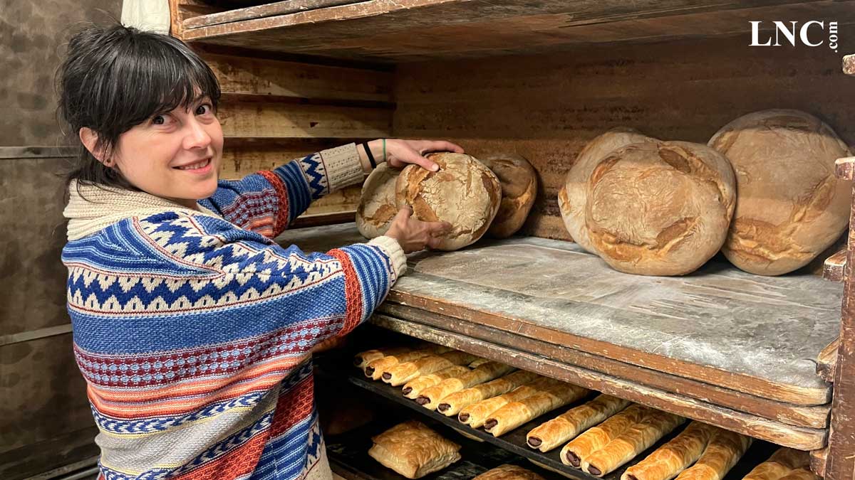 Esther Recio en su panadería | LAURA PASTORIZA