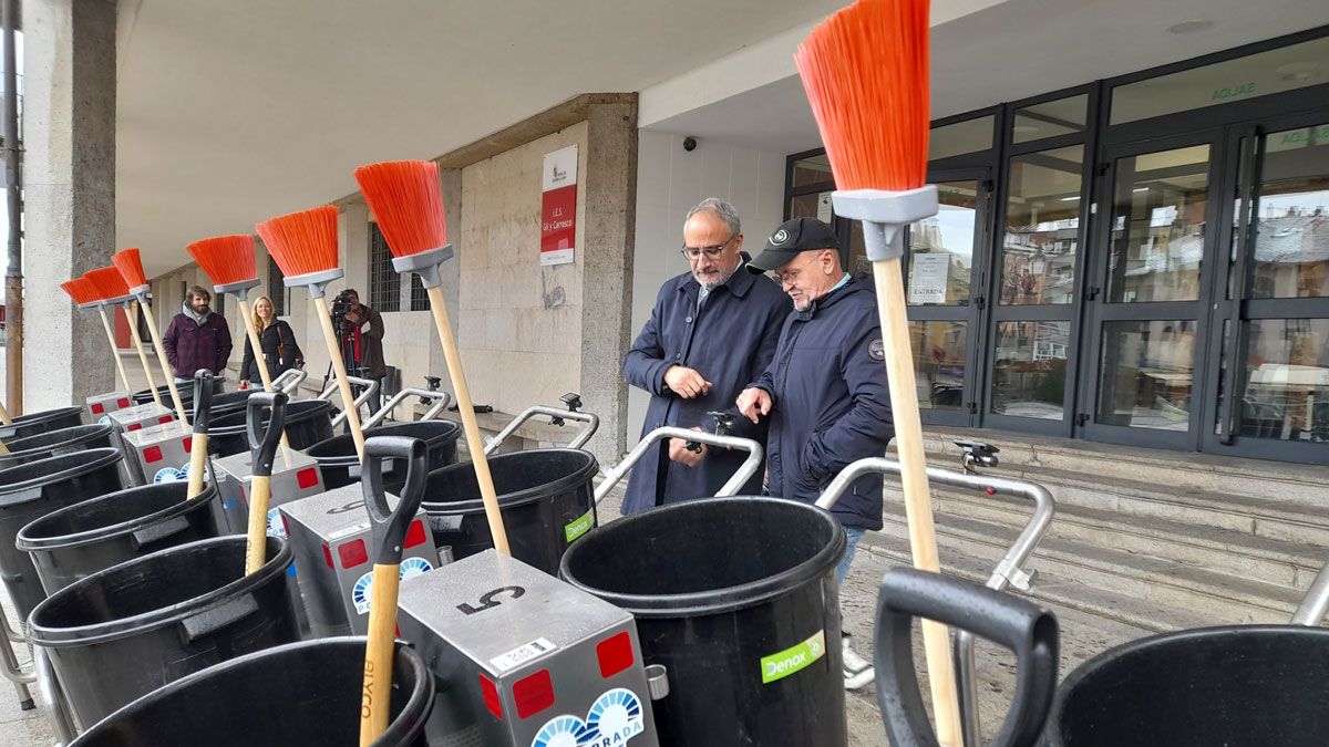 Carritos eléctricos de limpieza en su presentación hace escasos meses. | M.I.