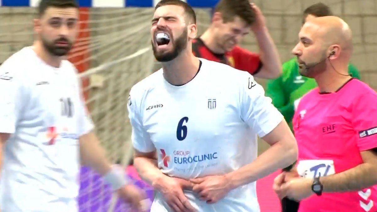 Boskos se agarra su dedo y se duele justo tras lesionarse. | EHFTV Boskos se agarra su dedo y se duele justo tras lesionarse. | EHFTV