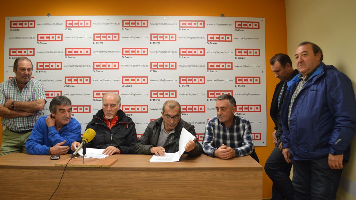 Trabajadores de limpieza industrial de Massa, este lunes en rueda de prensa en los locales de CCOO en Ponferrada. | L.N.C.