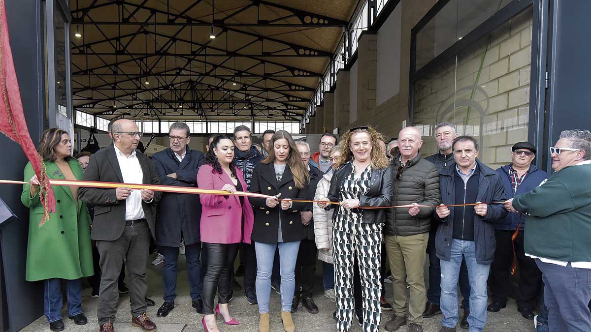 ImAgen de la primera jornada de la Muestra de Gallos de Pluma y Mosca Artificial, que volvía tras el covid y se clausura este domingo en La Vecilla | SAÚL ARÉN