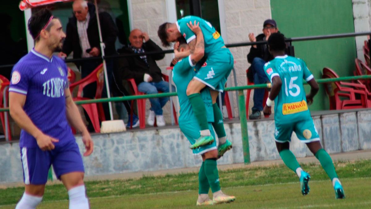 Los jugadores del Astorga celebran uno de los goles. | ATLETICOASTORGA