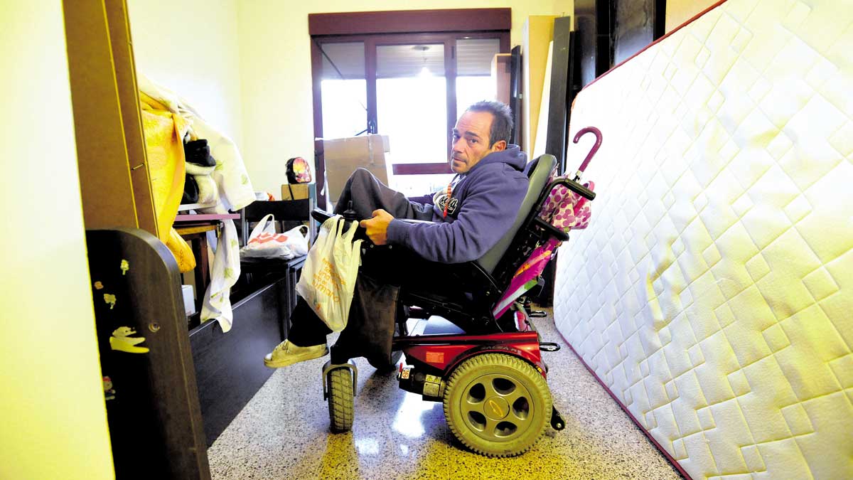Luis Miguel de la Fuente, en el salón de su nueva casa en Astorga, donde se observa que los muebles están aún por colocar. | DANIEL MARTÍN