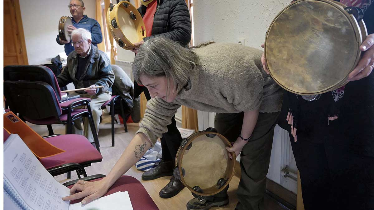 Afinando las panderetas y repasando la letras para tocar;y las del grupo de baile en plena faena siguiendo las instrucciones del profe | JESÚS F. SALVADORES