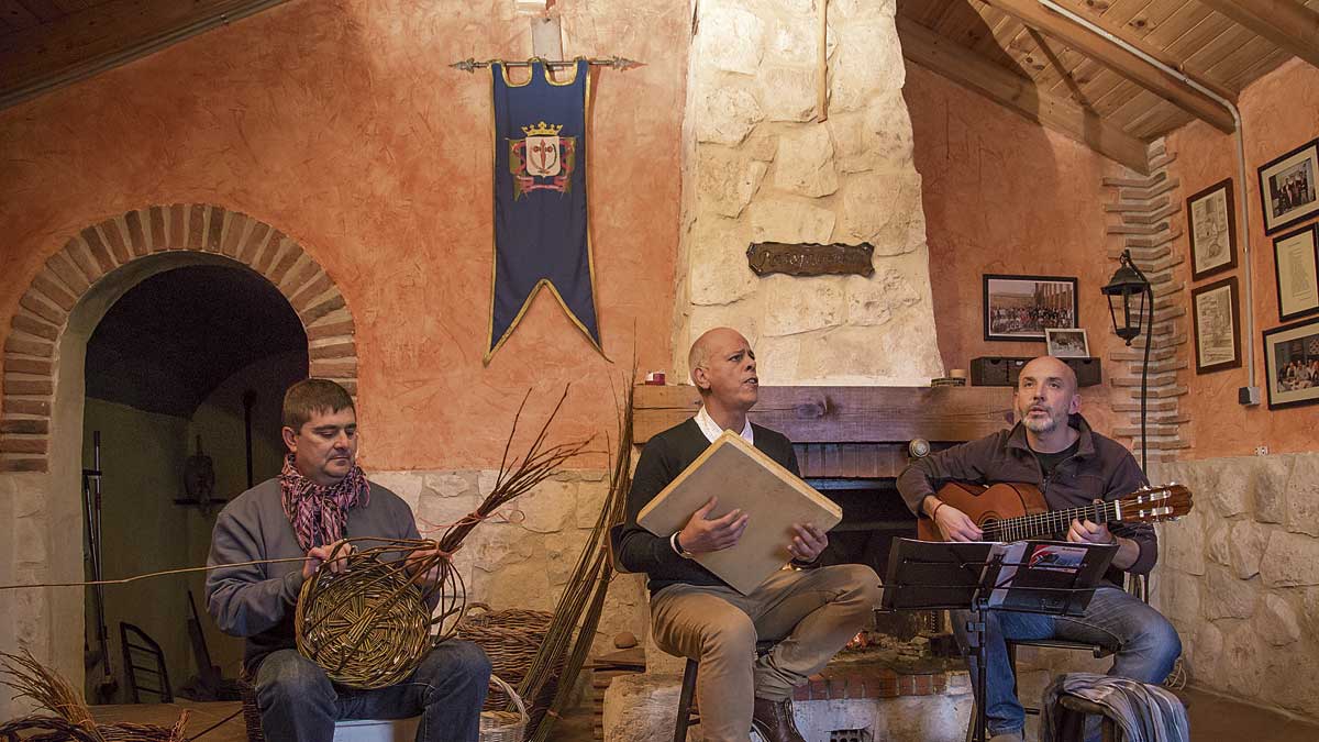 Romanza y mimbre llevan a Villamartín de Don Sancho su espectáculo a medio camino entre el folk y el filandón. Romanza y mimbre llevan a Villamartín de Don Sancho su espectáculo a medio camino entre el folk y el filandón.