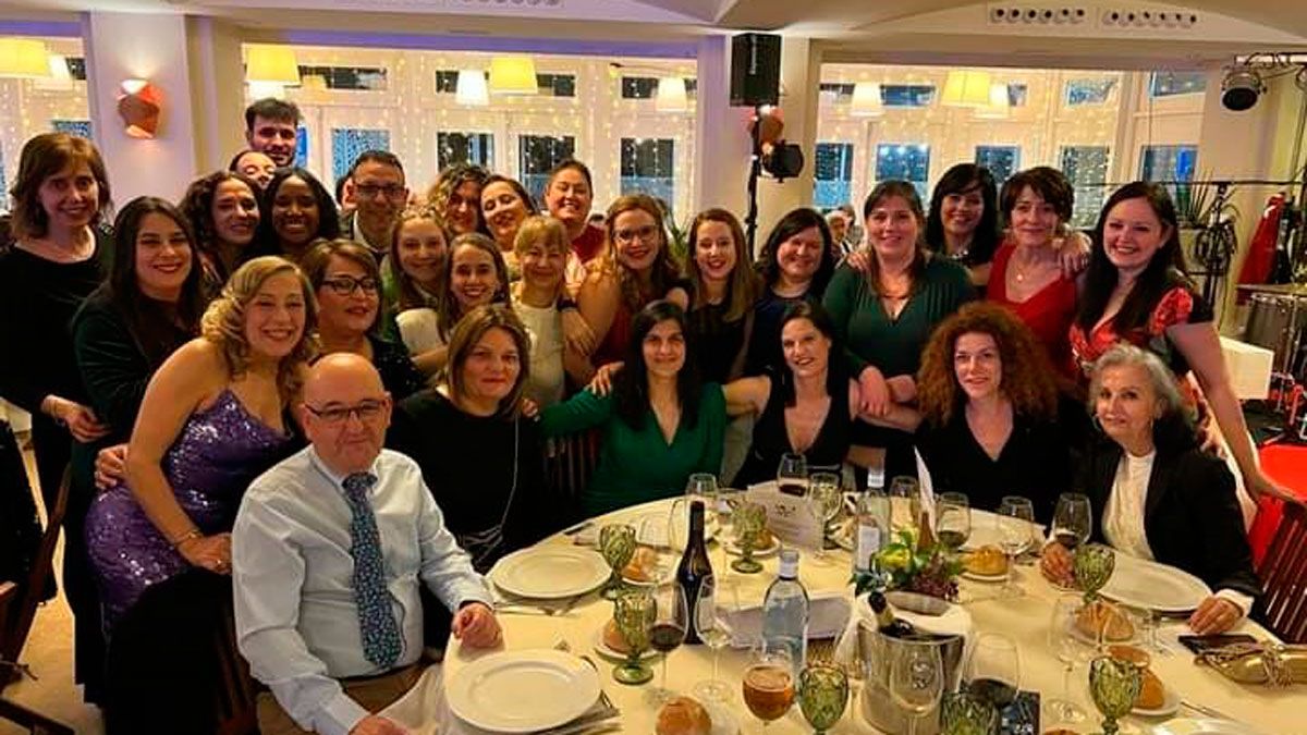 Foto de familia de la cena de celebración.