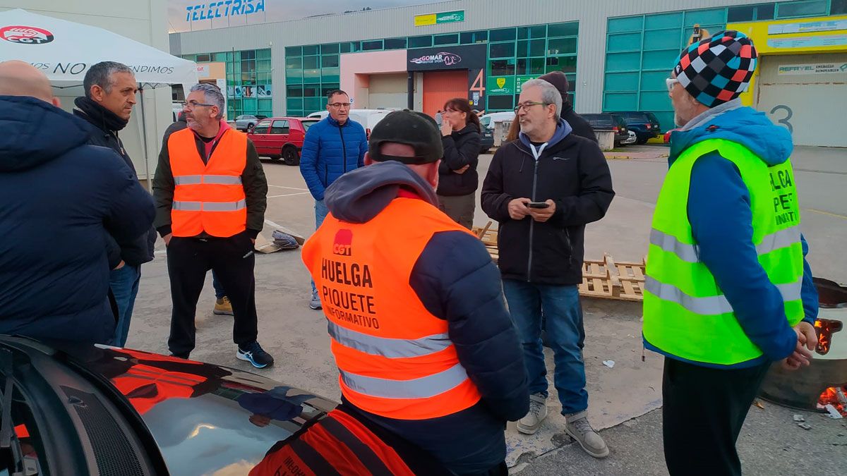 Piquetes a las puertas de la empresa controlando la salida de servicios  mínimos.