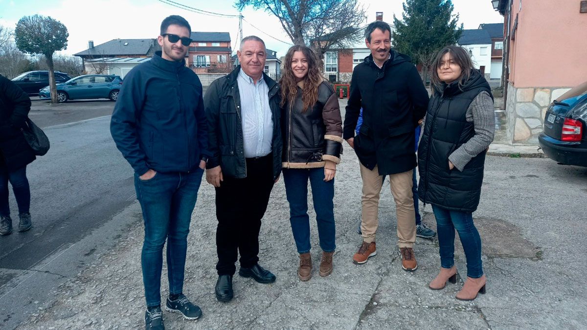 Presentación del candidato con el aplauso de los suyos.